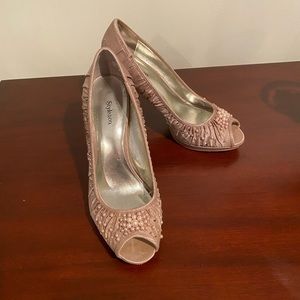 Taupe satin heel with pearls